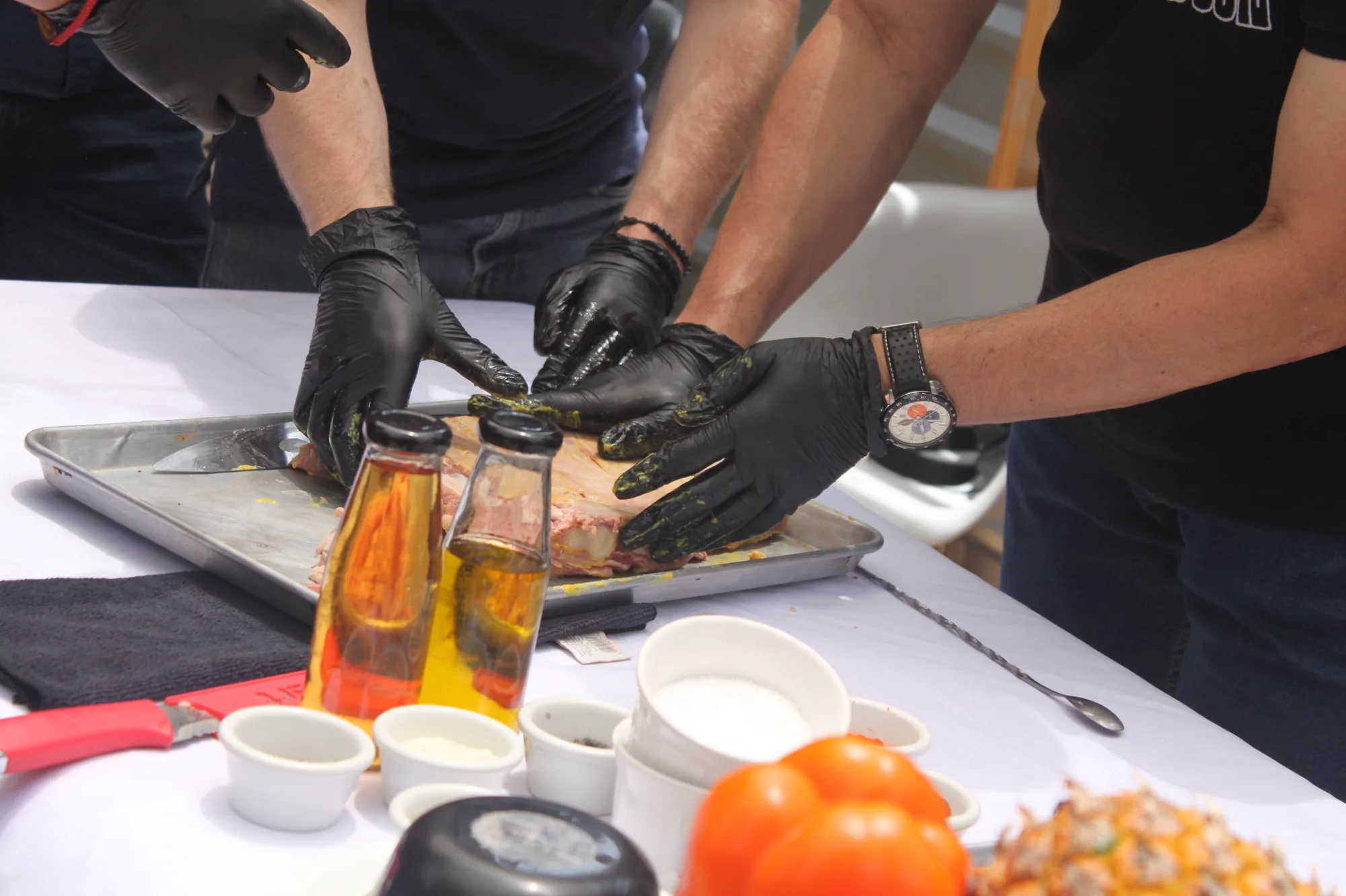Preparación de cortes para el buffet de ahumados y grill de fin de semana en RoofGarden